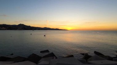 Malaga kıyılarında güzel bir gün doğumu Malaga, İspanya 'da Malageta plajı.