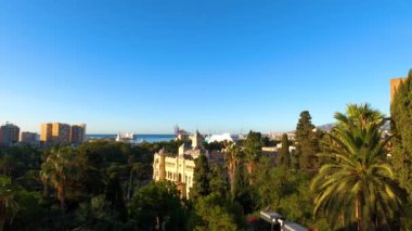 MALAGA, İspanya - 23 Eylül 2023: Malaga 'nın güneşli bir sonbahar sabahında 23 Eylül 2023 tarihinde İspanya' nın Malaga kentinde panoramik hava manzarası