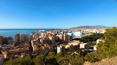 MALAGA, İspanya - 23 Eylül 2023: Malaga 'nın güneşli bir sonbahar sabahında 23 Eylül 2023 tarihinde İspanya' nın Malaga kentinde panoramik hava manzarası
