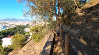 MALAGA, İspanya - 23 Eylül 2023: Güneşli bir sonbahar sabahında İspanya 'nın Malaga kentinde Castillo de Gibralfaro' ya yürüyüş yapmak