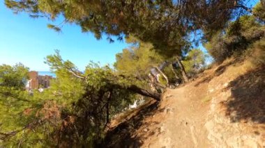 MALAGA, İspanya - 23 Eylül 2023: Güneşli bir sonbahar sabahında İspanya 'nın Malaga kentinde Castillo de Gibralfaro' ya yürüyüş yapmak