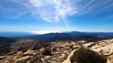 Akdeniz 'de panoramik manzara ve Torrecilla tepesinden Cebelitarık, Sierra de las Nieves ulusal parkı, Endülüs, İspanya