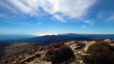 Akdeniz 'de panoramik manzara ve Torrecilla tepesinden Cebelitarık, Sierra de las Nieves ulusal parkı, Endülüs, İspanya
