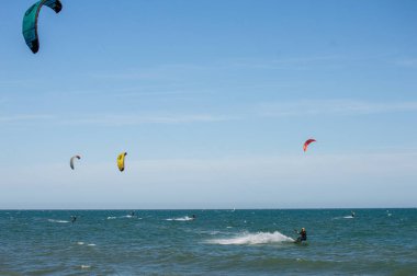 TORREMOLINOS, İspanya - 18 Mayıs 2024: Sörfçüler Torremolinos 'ta Sahilde Dalgalar Sürüyor, İspanya 18 Mayıs 2024