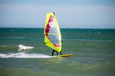 TORREMOLINOS, İspanya - 18 Mayıs 2024: Sörfçüler Torremolinos 'ta Sahilde Dalgalar Sürüyor, İspanya 18 Mayıs 2024