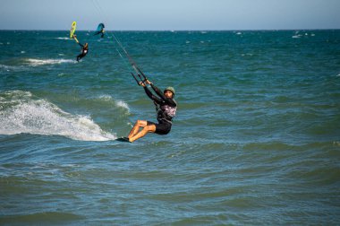 TORREMOLINOS, İspanya - 18 Mayıs 2024: Sörfçüler Torremolinos 'ta Sahilde Dalgalar Sürüyor, İspanya 18 Mayıs 2024