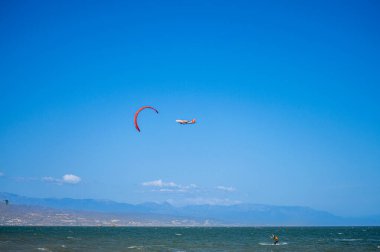 TORREMOLINOS, İspanya - 18 Mayıs 2024: Sörfçüler Torremolinos 'ta Sahilde Dalgalar Sürüyor, İspanya 18 Mayıs 2024