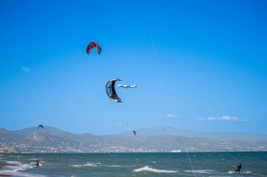 TORREMOLINOS, İspanya - 18 Mayıs 2024: Sörfçüler Torremolinos 'ta Sahilde Dalgalar Sürüyor, İspanya 18 Mayıs 2024