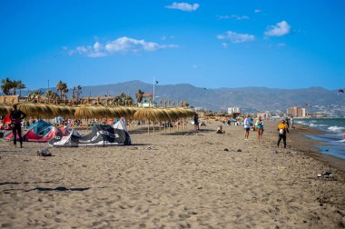 TORREMOLINOS, İspanya - 18 Mayıs 2024: Sörfçüler Torremolinos 'ta Sahilde Dalgalar Sürüyor, İspanya 18 Mayıs 2024
