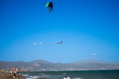 TORREMOLINOS, İspanya - 18 Mayıs 2024: Sörfçüler Torremolinos 'ta Sahilde Dalgalar Sürüyor, İspanya 18 Mayıs 2024