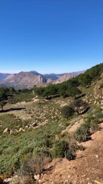 Maroma Tepesi, Sierra Tejeda, İspanya 'ya yürüyüş parkurunun panoramik görüntüsü 