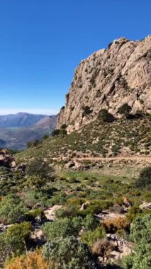 Maroma Tepesi, Sierra Tejeda, İspanya 'ya yürüyüş parkurunun panoramik görüntüsü 