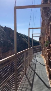 Alman nehri üzerinden Colgante Köprüsü 'ne (Puente Colgante El Saltillo) yürüyüş yolu, Sierra Tejeda, İspanya