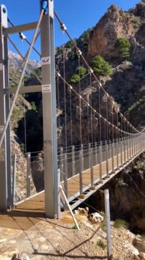 Alman nehri üzerinden Colgante Köprüsü 'ne (Puente Colgante El Saltillo) yürüyüş yolu, Sierra Tejeda, İspanya
