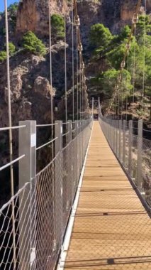 Alman nehri üzerinden Colgante Köprüsü 'ne (Puente Colgante El Saltillo) yürüyüş yolu, Sierra Tejeda, İspanya