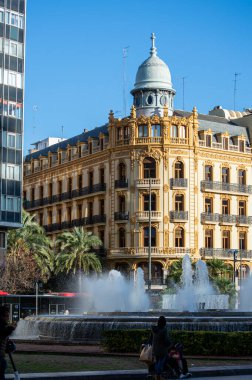 VALENCIA, İspanya - 2 Şubat 2024: İspanya Mimarisi 2 Şubat 2024 tarihinde İspanya 'nın Valencia kentindeki kamu ticari ve tarihi caddelerde