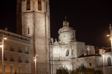 VALENCIA, İspanya - 2 Şubat 2024: Valencia Katedrali Valencia de la Virgen Town Square, İspanya 2 Şubat 2024