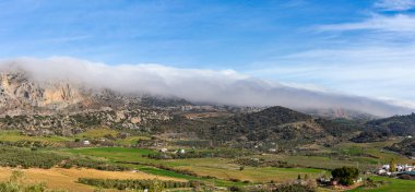 Antequerra Ulusal Parkı 'na giden yolun panoramik manzarası, kireçtaşı kaya oluşumları ve Endülüs, Malaga, İspanya' daki alışılmadık karst şekilleriyle biliniyor..