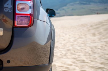 TARIFA, İspanya - 25 Mayıs 2024: Tarifa Valdevaqueros Dune, İspanya Cebelitarık Boğazı üzerinde Renault Duster Yolu 25 Mayıs 2024