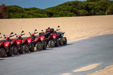 TARIFA, İspanya - 25 Mayıs 2024: ATV Tarifa Valdevaqueros Dune, İspanya Cebelitarık Boğazı üzerinde 25 Mayıs 2024
