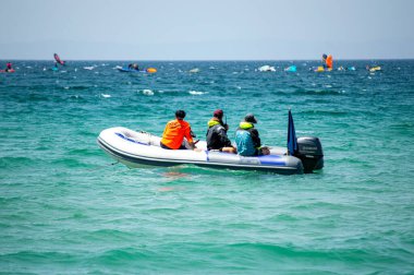 TARIFA, İspanya - 25 Mayıs 2024: Valdevaqueros plajında uçurtma, Tarifa 'da Cebelitarık Boğazı 25 Mayıs 2024