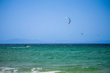 TARIFA, İspanya - 25 Mayıs 2024: Valdevaqueros plajında uçurtma, Tarifa 'da Cebelitarık Boğazı 25 Mayıs 2024