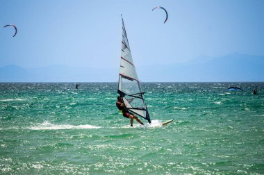 TARIFA, İspanya - 25 Mayıs 2024: Valdevaqueros plajında uçurtma, Tarifa 'da Cebelitarık Boğazı 25 Mayıs 2024