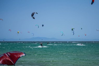 TARIFA, İspanya - 25 Mayıs 2024: Valdevaqueros plajında uçurtma, Tarifa 'da Cebelitarık Boğazı 25 Mayıs 2024