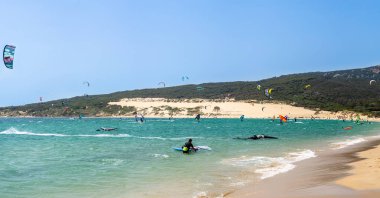 TARIFA, İspanya - 25 Mayıs 2024: Valdevaqueros plajında uçurtma, Tarifa 'da Cebelitarık Boğazı 25 Mayıs 2024