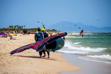 TARIFA, İspanya - 25 Mayıs 2024: Valdevaqueros plajında uçurtma, Tarifa 'da Cebelitarık Boğazı 25 Mayıs 2024