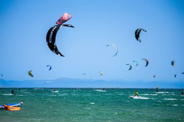 TARIFA, İspanya - 25 Mayıs 2024: Valdevaqueros plajında uçurtma, Tarifa 'da Cebelitarık Boğazı 25 Mayıs 2024
