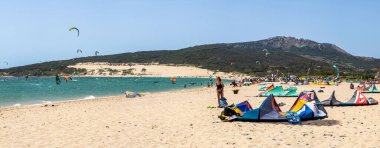 TARIFA, İspanya - 25 Mayıs 2024: Valdevaqueros plajında uçurtma, Tarifa 'da Cebelitarık Boğazı 25 Mayıs 2024