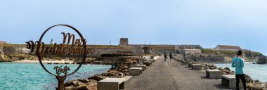 TARIFA, İspanya - 25 Mayıs 2024: 25 Mayıs 2024 tarihinde İspanya 'nın Tarifa kentinde Atlantik Okyanusu' nu Akdeniz 'den ayıran yoldaki ünlü sembol