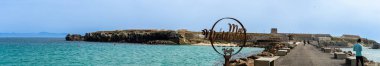 TARIFA, İspanya - 25 Mayıs 2024: 25 Mayıs 2024 tarihinde İspanya 'nın Tarifa kentinde Atlantik Okyanusu' nu Akdeniz 'den ayıran yoldaki ünlü sembol