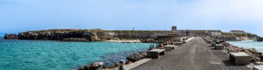 TARIFA, İspanya - 25 Mayıs 2024: Tarifa, İspanya 'daki Las Palomas Adası yolu 25 Mayıs 2024