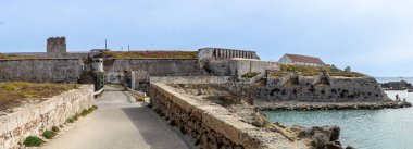 TARIFA, İspanya - 25 Mayıs 2024: Tarifa, İspanya 'daki Las Palomas Adası yolu 25 Mayıs 2024