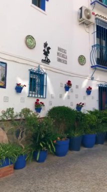 TORREMOLINOS, SPAIN - 18 Haziran 2024: 18 Haziran 2024 'te İspanya' nın Torremolinos kentindeki sokaklardaki beyaz evler