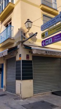 TORREMOLINOS, SPAIN - 18 Haziran 2024: 18 Haziran 2024 'te İspanya' nın Torremolinos kentindeki sokaklardaki beyaz evler