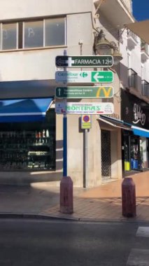 TORREMOLINOS, SPAIN - 18 Haziran 2024: 18 Haziran 2024 'te İspanya' nın Torremolinos kentindeki sokaklardaki beyaz evler