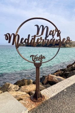 TARIFA, İspanya - 25 Mayıs 2024: 25 Mayıs 2024 tarihinde İspanya 'nın Tarifa kentinde Atlantik Okyanusu' nu Akdeniz 'den ayıran yoldaki ünlü sembol