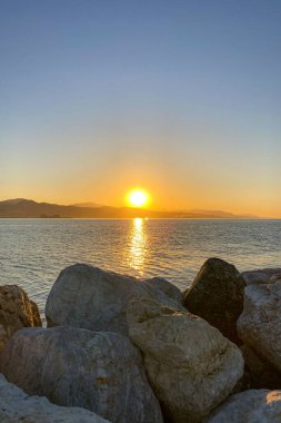 İspanya, Malaga 'da sahil ve şehir üzerinde gün doğumu