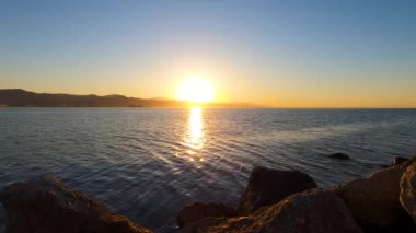 İspanya, Malaga 'da sahil ve şehir üzerinde gün doğumu