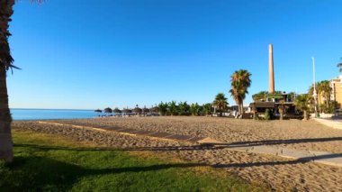 MALAGA, İSPAN - 22 Haziran 2024 'te İspanya' nın Malaga kentindeki deniz gezintisinde kumsal