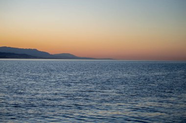 İspanya, Malaga 'da sahil ve şehir üzerinde gün doğumu