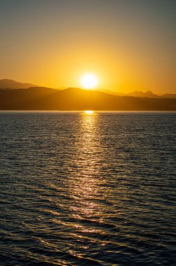 İspanya, Malaga 'da sahil ve şehir üzerinde gün doğumu