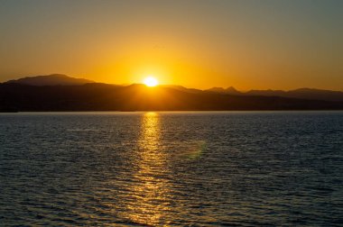 İspanya, Malaga 'da sahil ve şehir üzerinde gün doğumu