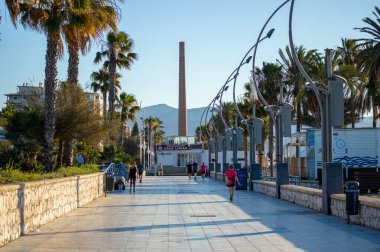 MALAGA, İspanya - 22 Haziran 2024: 22 Haziran 2024 'te İspanya' nın Malaga kentindeki deniz gezintisinde yürüyüş