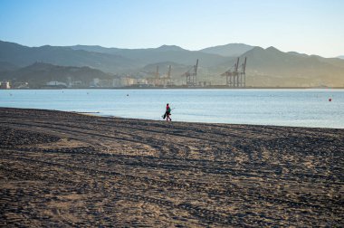 MALAGA, İspanya - 22 Haziran 2024: 22 Haziran 2024 'te İspanya' nın Malaga kentindeki deniz gezintisinde yürüyüş