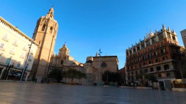 VALENCIA, İspanya - 2 Şubat 2024: Valencia Katedrali Valencia de la Virgen Town Square, İspanya 2 Şubat 2024