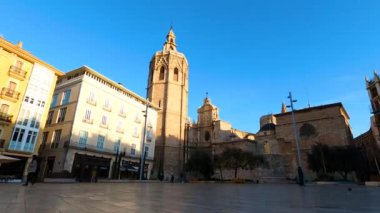 VALENCIA, İspanya - 2 Şubat 2024: Valencia Katedrali Valencia de la Virgen Town Square, İspanya 2 Şubat 2024